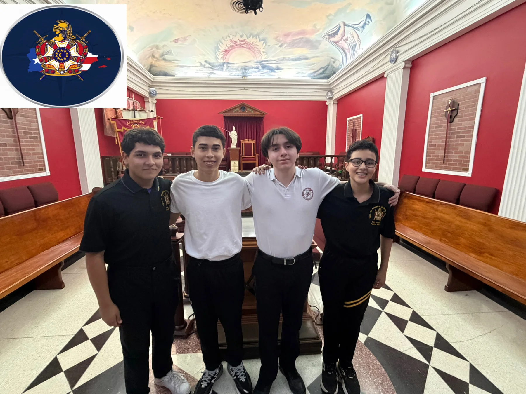 Miembros de DeMolay Puerto Rico durante una iniciación
