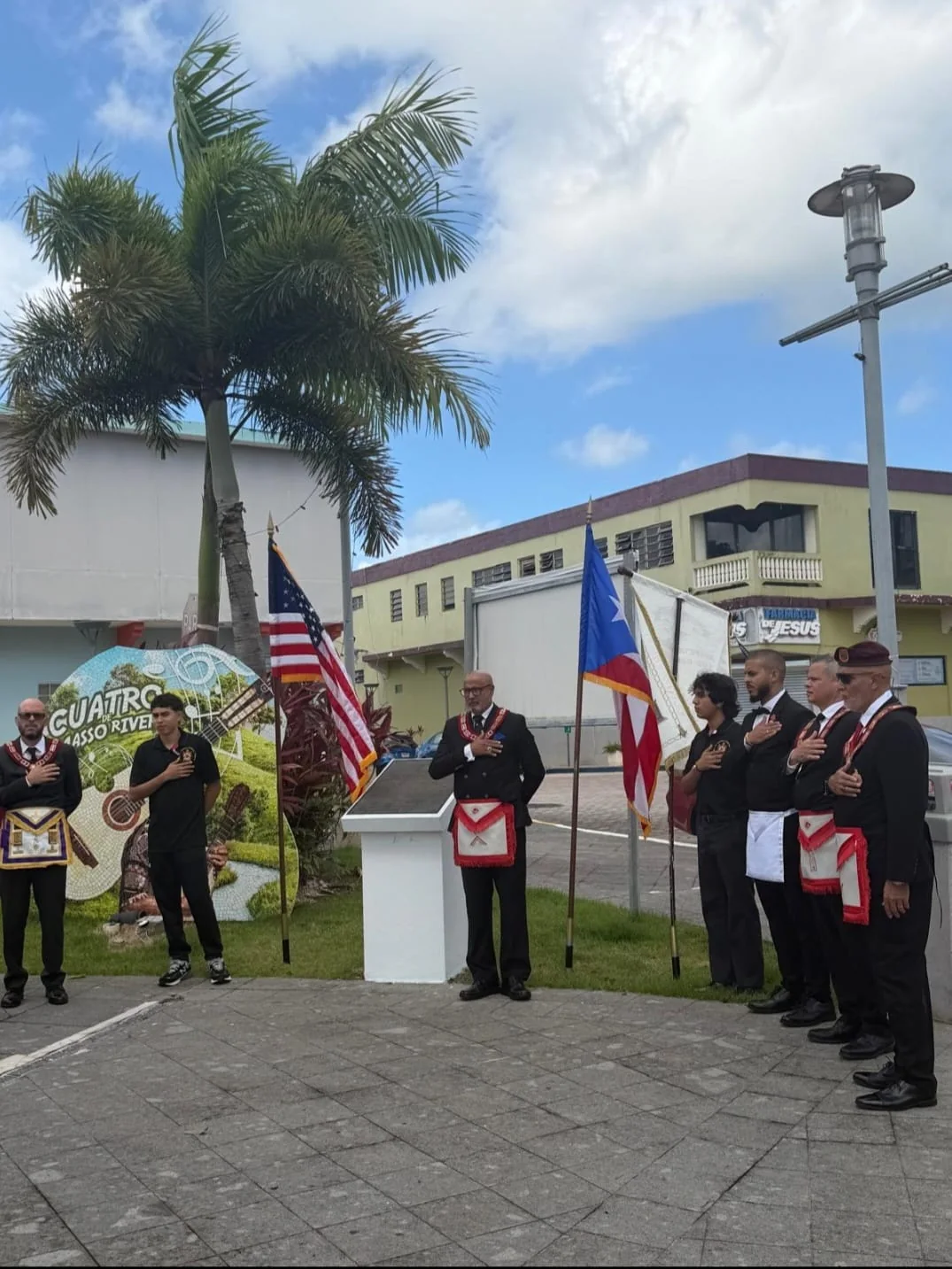 Miembros de DeMolay Puerto Rico participando en una conmemoración de Memorial Day