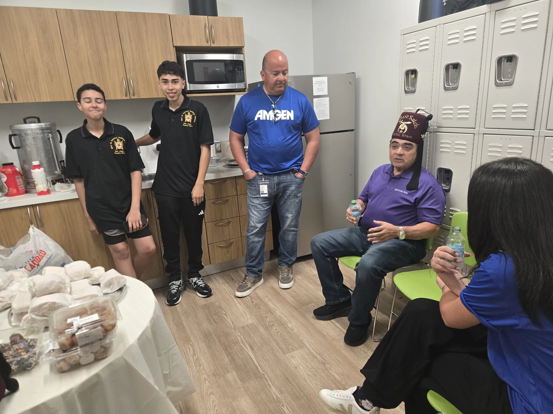 Voluntarios de DeMolay Puerto Rico apoyando una clínica de Shriners