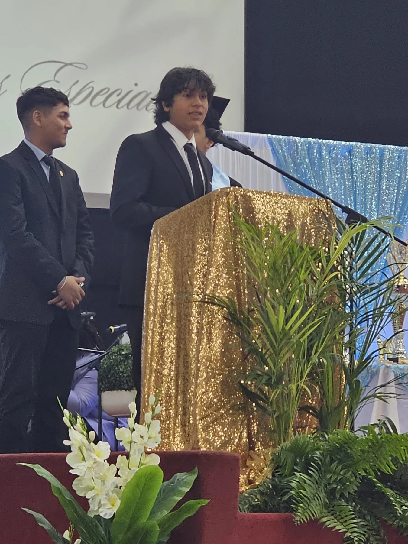 Joven de DeMolay Puerto Rico hablando durante una actividad