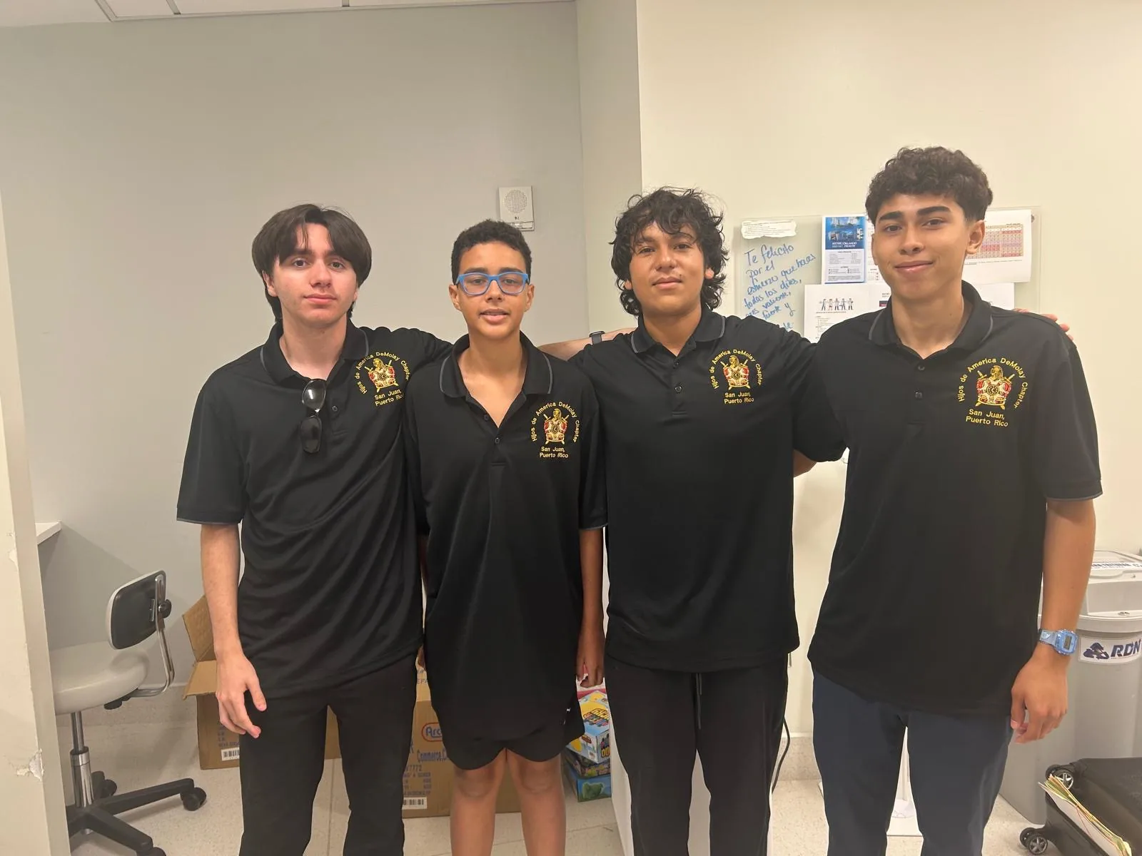 Miembros de DeMolay Puerto Rico con polos del capítulo